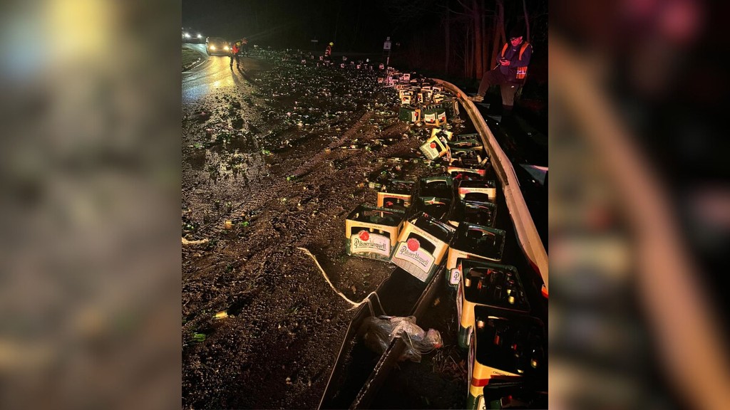 Z nákladného auta sa na českú cestu vysypali desiatky fliaš piva