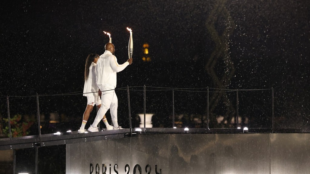 Olympijsky oheň zapálili Marie-José Perecová a Teddy Riner.