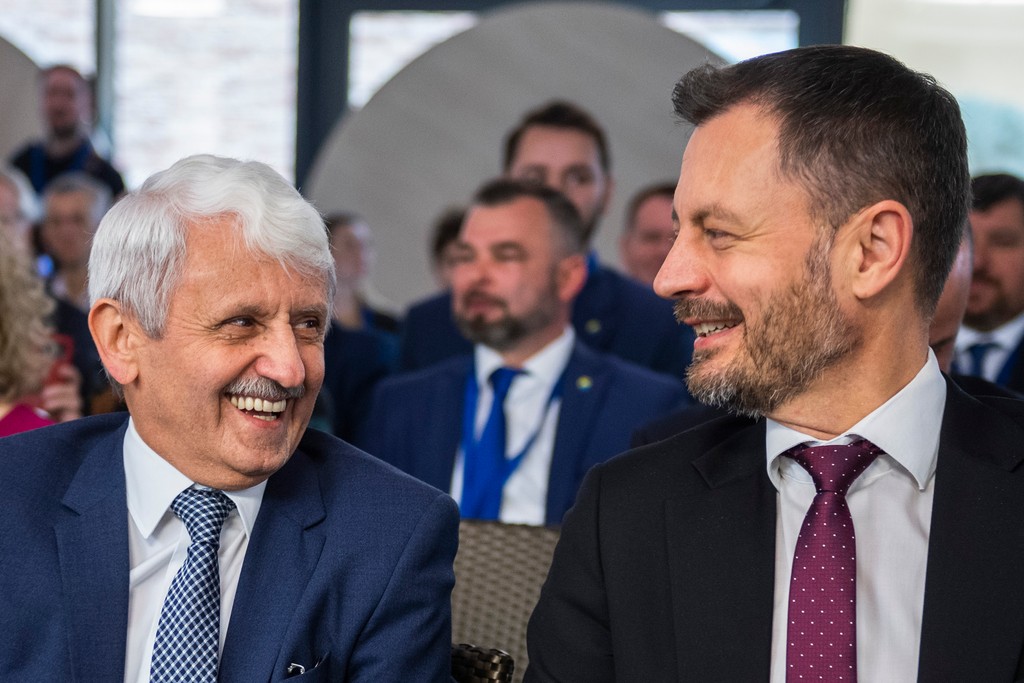 Na snímke zľava Mikuláš Dzurinda a predseda vlády SR Eduard Heger (OĽaNO) počas snemu strany SPOLU