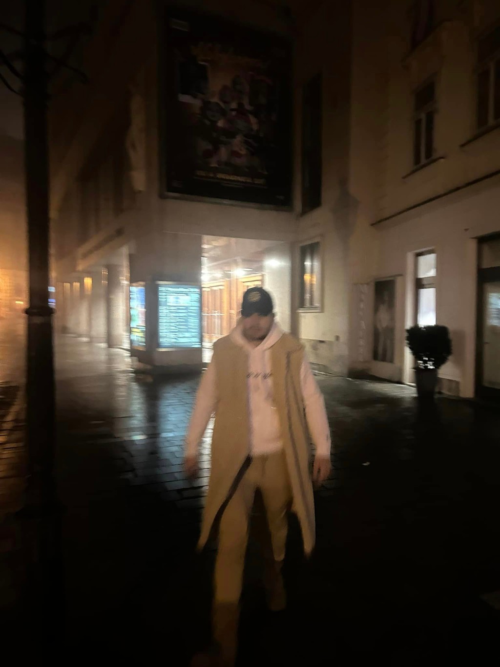 Muž, ktorý mal rozbiť dvere divadla.