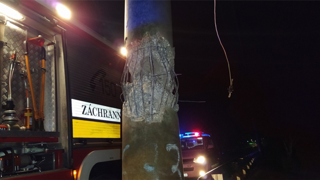 Vodič zahynul po silnom náraze do stĺpa.
