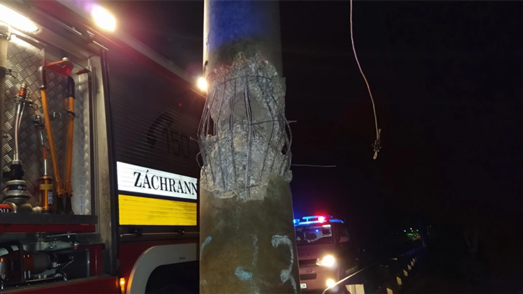 Vodič zahynul po silnom náraze do stĺpa.