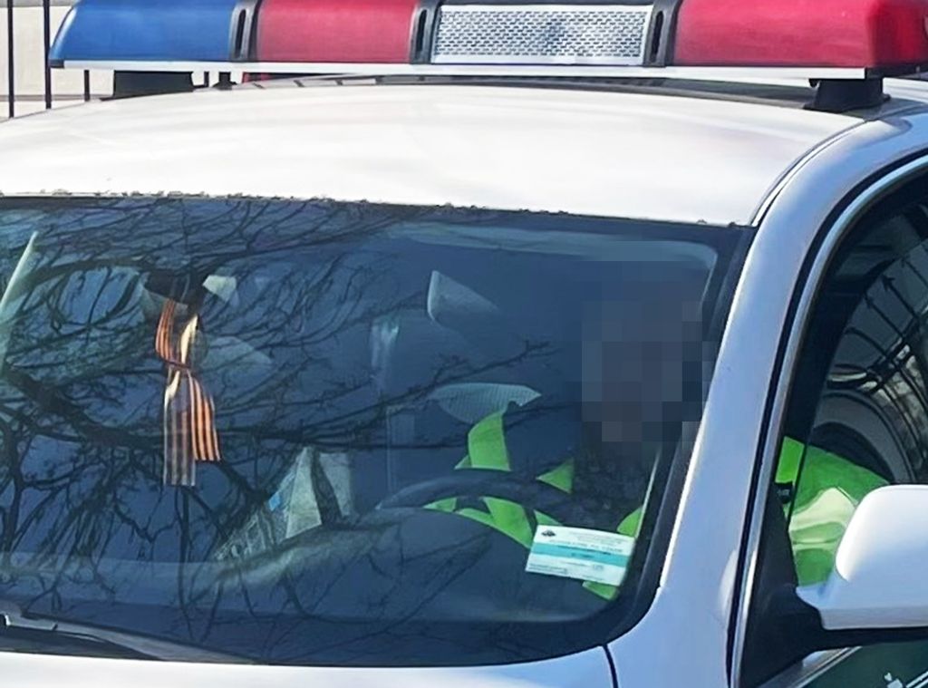 Stuha pripomínajúca symbol separatistov visela v policajnom aute 