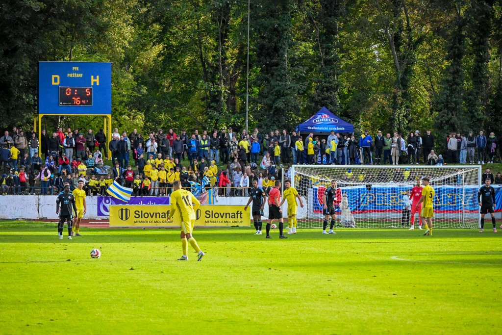 Domáci zahrávajú priamy kop