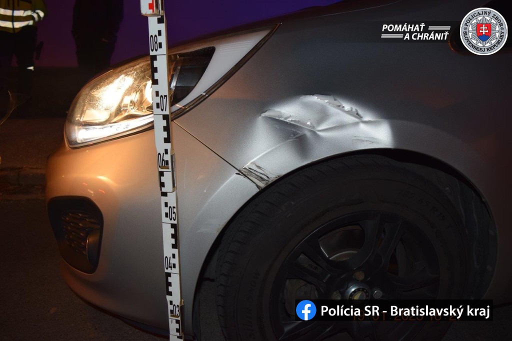 Opitý vodič narazil pri predbiehaní do ďalšieho auta.