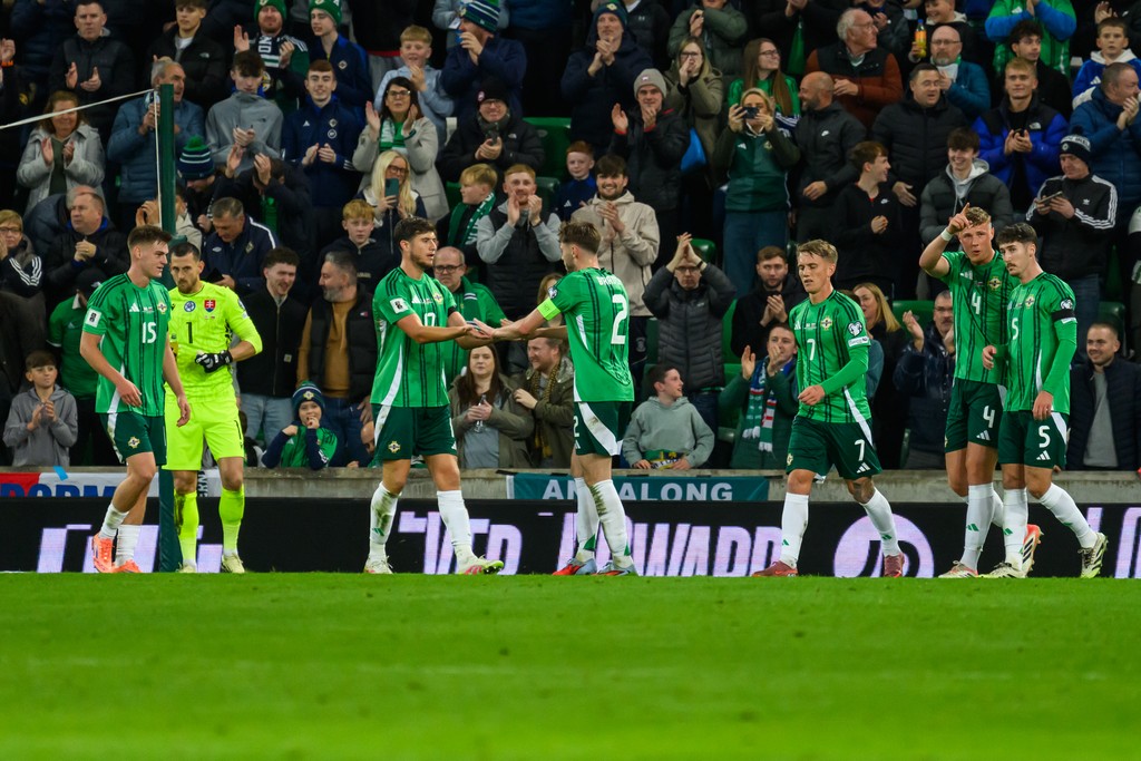 Hráči Severného Írska oslavujú gól