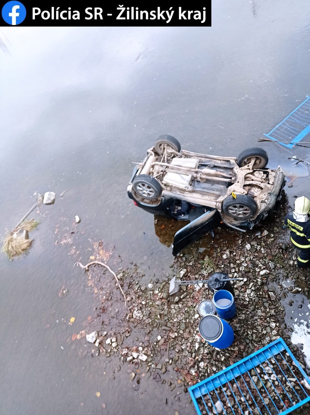 Auto skončilo po nehode v rieke Kysuca.