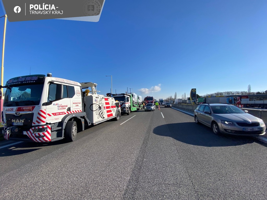 Na D1 sa zrazili tri kamióny.