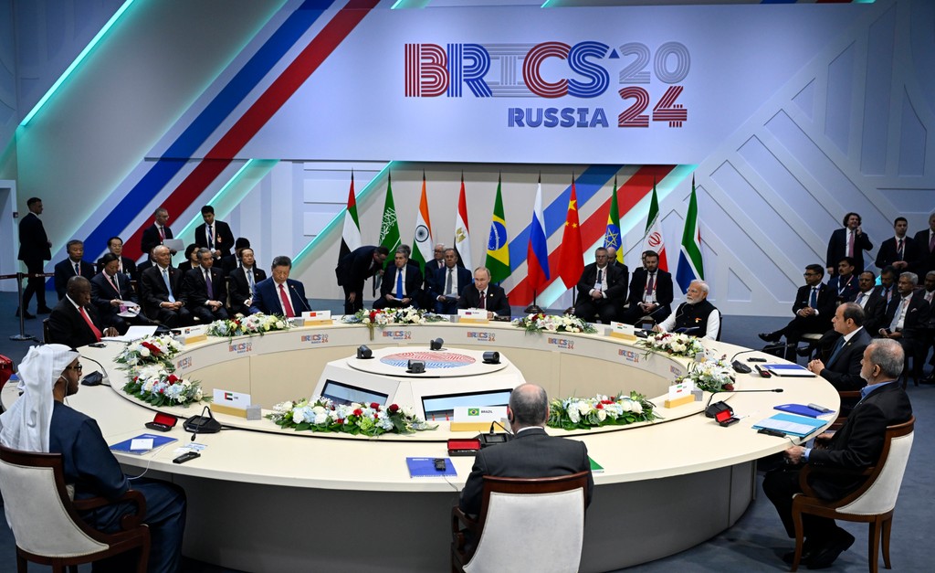 Lídri členských krajín počas druhého dňa summitu skupiny BRICS v Kazani.