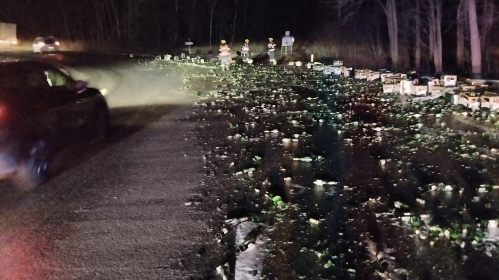 Z nákladného auta sa na českú cestu vysypali desiatky fliaš piva