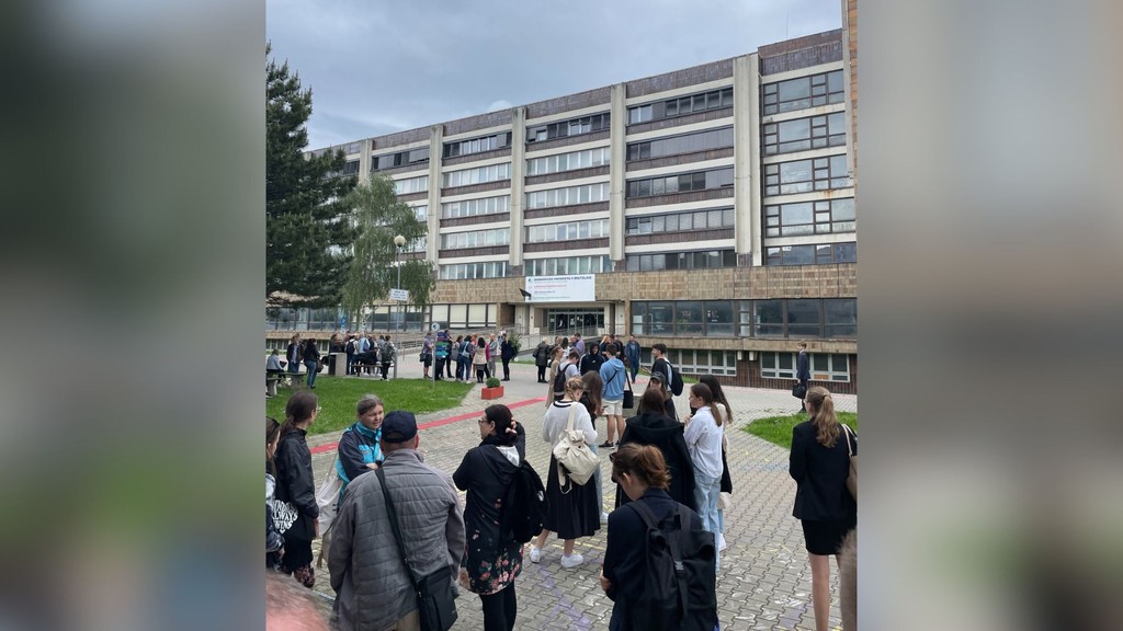 Študenti pred budovou Ekonomickej univerzity v Bratislave, ktorých evakuovali pre bombovú hrozbu. 