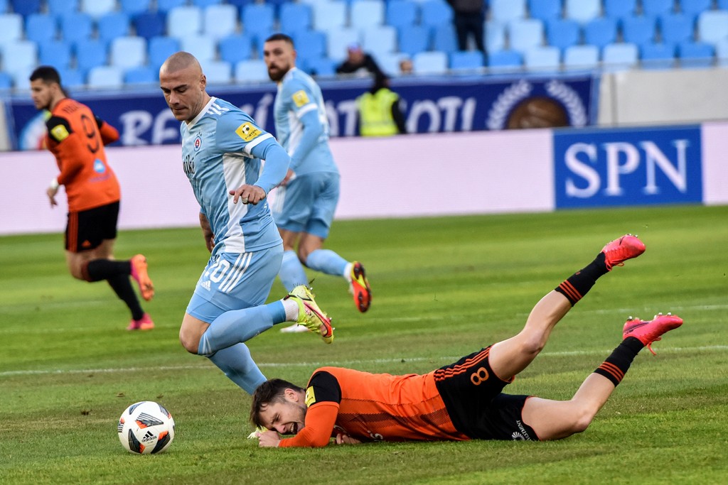Zľava Jaba Kankava (Slovan Bratislava) a Dalibor Takáč (MFK Ružomberok) počas zápasu 14. kola Fortuna ligy.