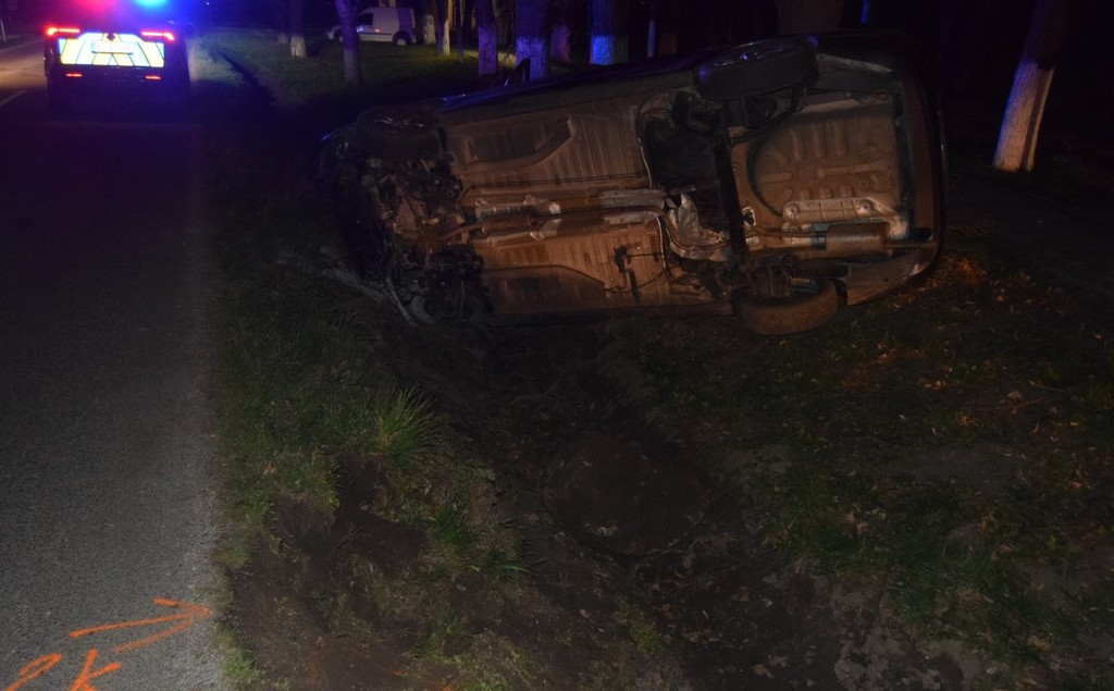 Na snímke prevrátené auto opitého vodiča v obci Prietžka.