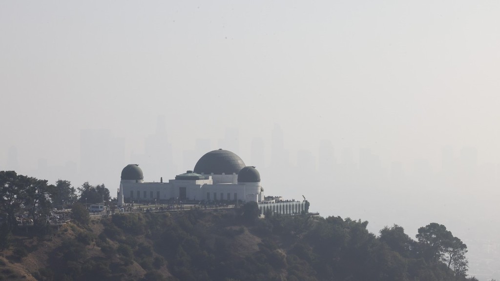 Griffithovo observatórium zahalené dymom