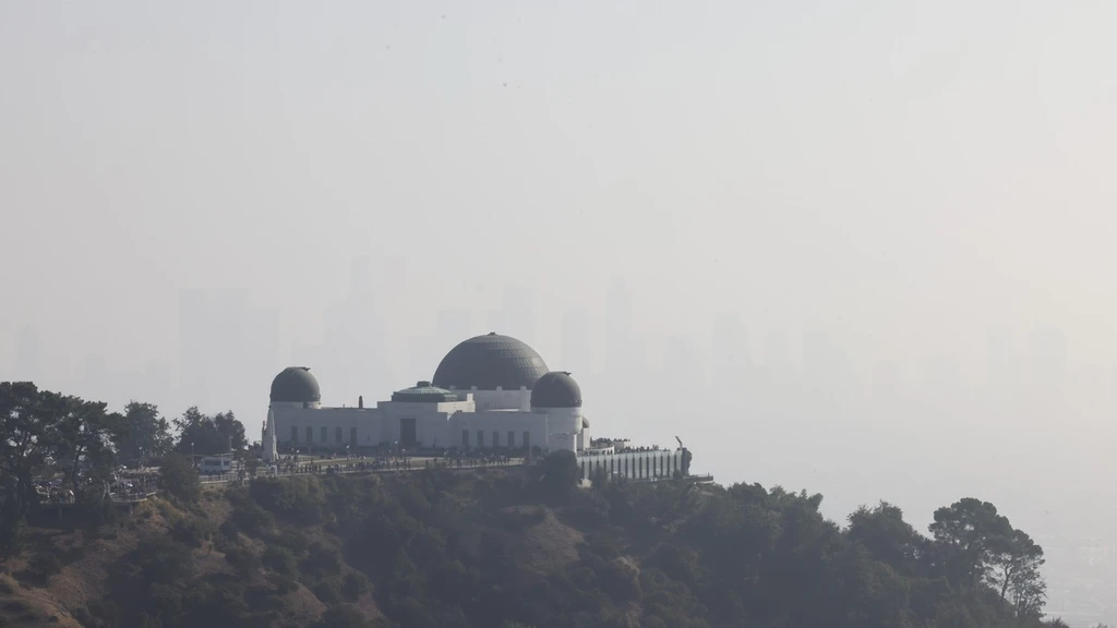 Griffithovo observatórium zahalené dymom