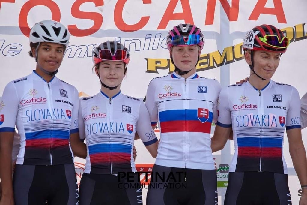 Kristína Tichá na pódiu s ďalšími cyklistkami.