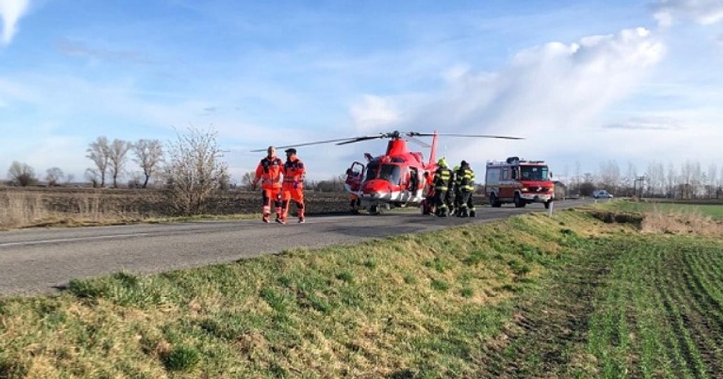 Na snímke záchranársky vrtuľník pri nehode pri Okoči.