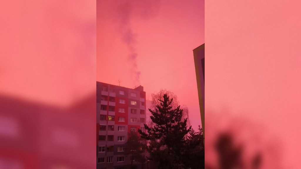 Spišskú Novú Ves zahalila ružová hmla. 