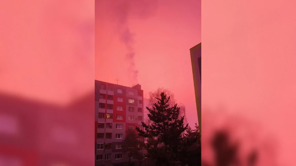Spišskú Novú Ves zahalila ružová hmla. 