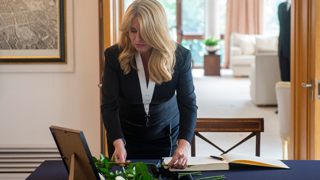 Prezidentka SR Zuzana Čaputová počas podpisu do kondolenčnej knihy na britskom veľvyslanectve.