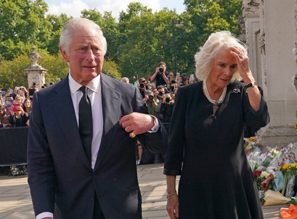 Kráľ Karol III. a kráľovná manželka Camilla.