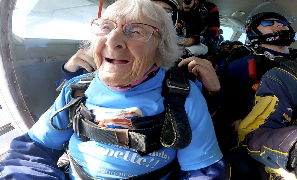 Na svoje 102. narodeniny skočila z lietadla.
