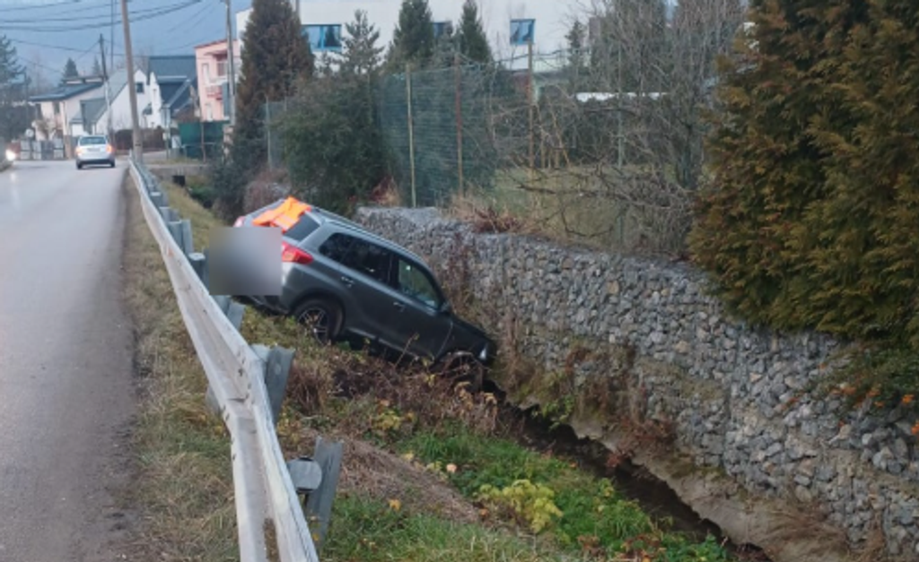 Na snímke havarované auto, ktoré skončilo v potoku. Za volantom mala sedieť dcéra ministra Blanára.