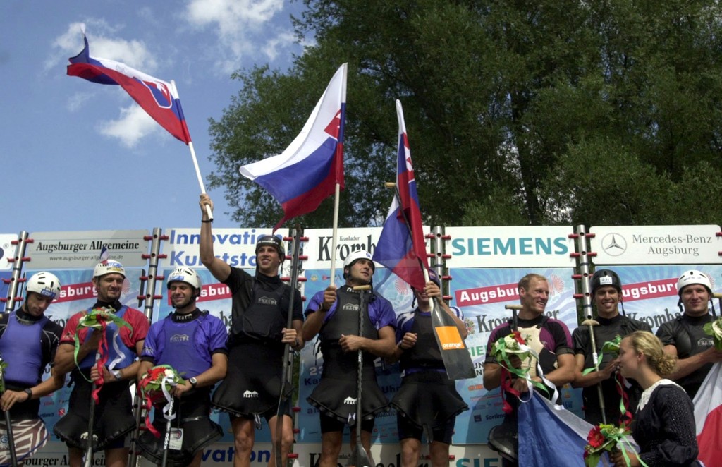 Slovenská hliadka singlistov v zložení Michal Martikán, Alexander Slafkovský, Juraj Minčík vystúpila na svetovom šampionáte slalomárov na divokej vode v nemeckom Augsburgu 2003 na najvyšší zlatý stupienok