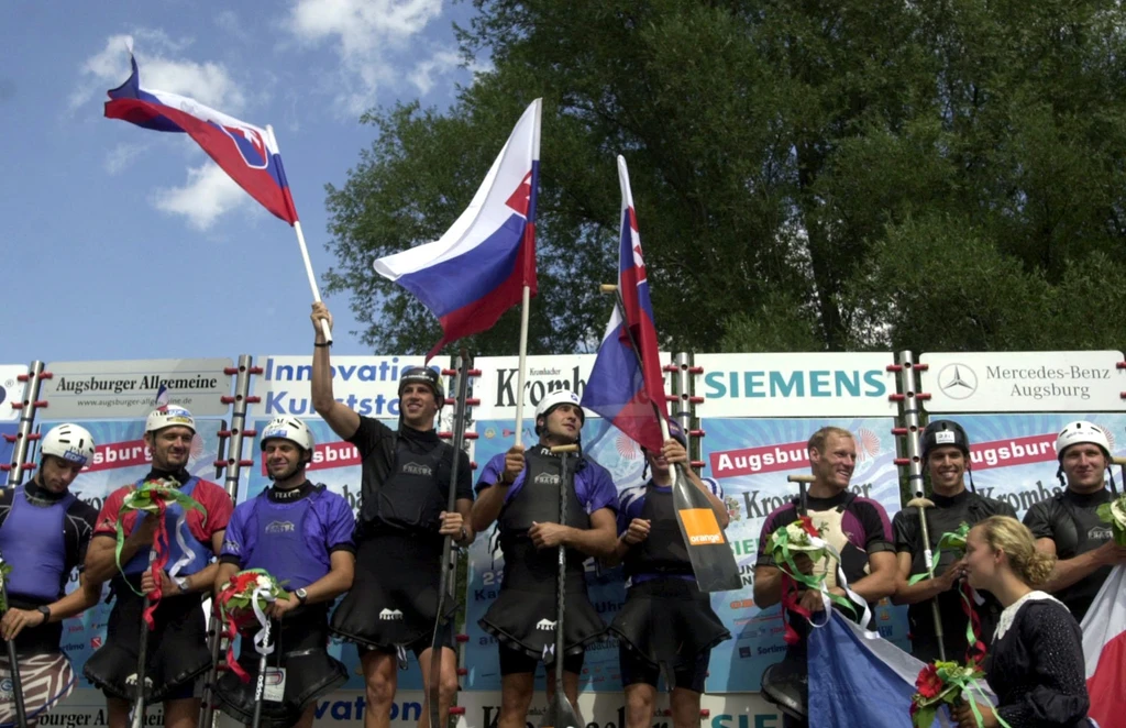 Slovenská hliadka singlistov v zložení Michal Martikán, Alexander Slafkovský, Juraj Minčík vystúpila na svetovom šampionáte slalomárov na divokej vode v nemeckom Augsburgu 2003 na najvyšší zlatý stupienok