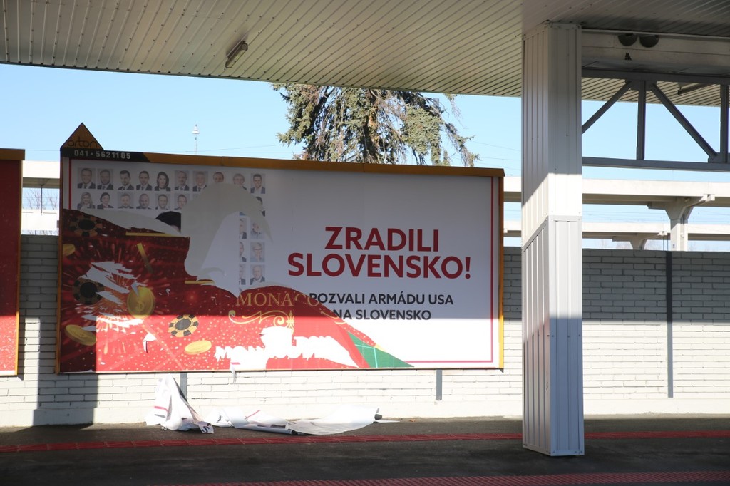 Roztrhnutý bilbord.