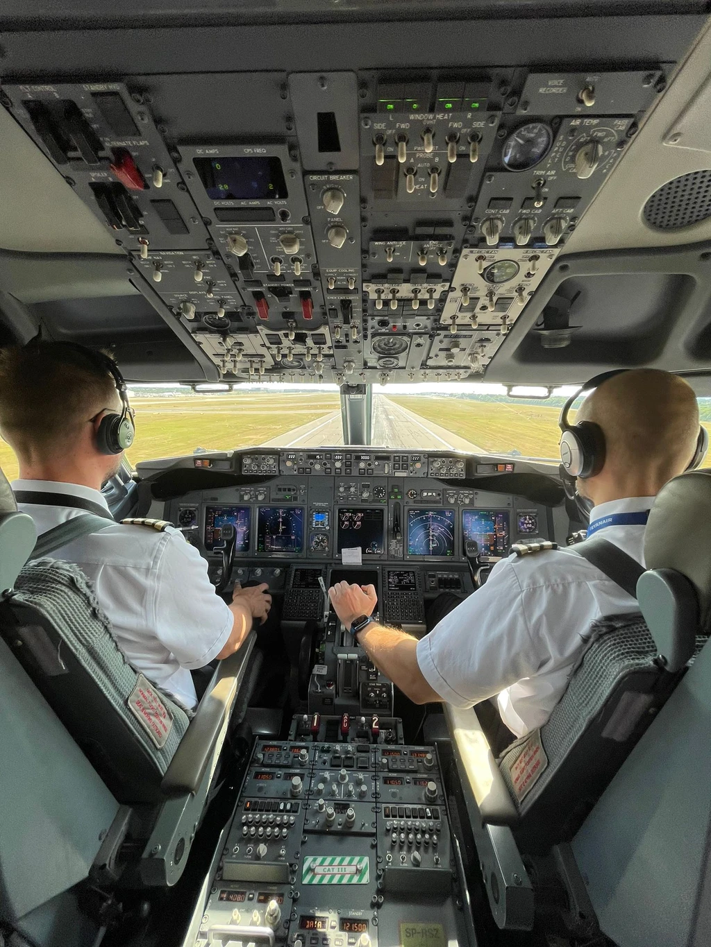 Piloti v kokpite