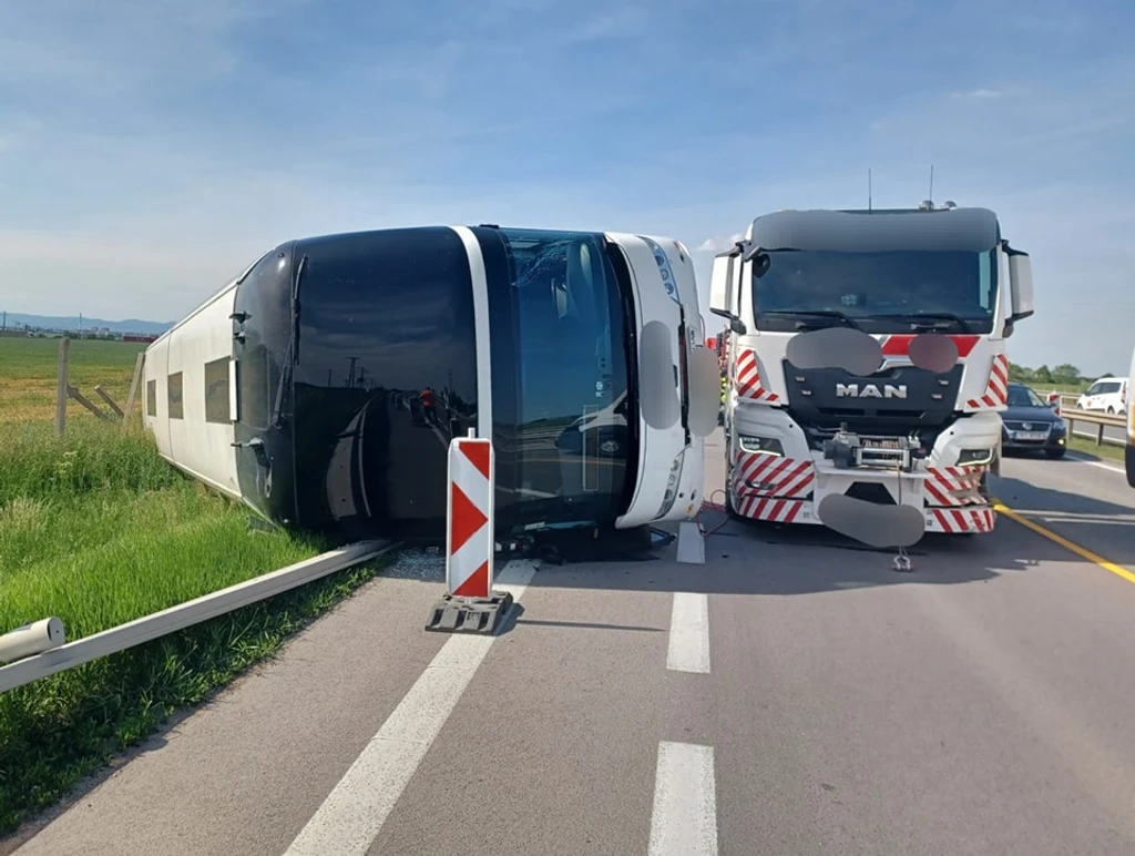 Prevrátený autobus.