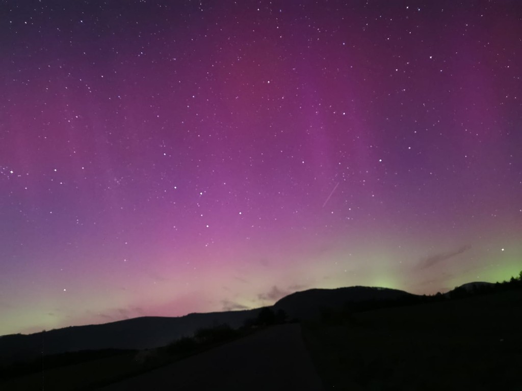 Obloha zafarbená do fialova.