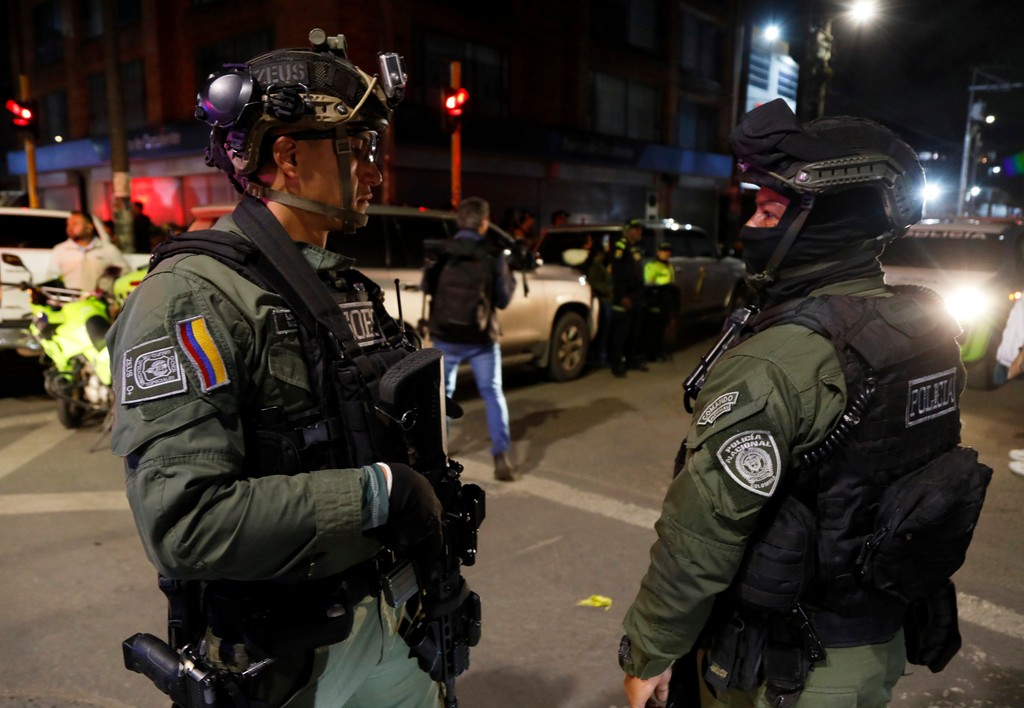 Polícia stráži pred nemocnicou, kde sa nachádza kolumbijský senátor a prezidentský kandidát Miguel Uribe Turbay.