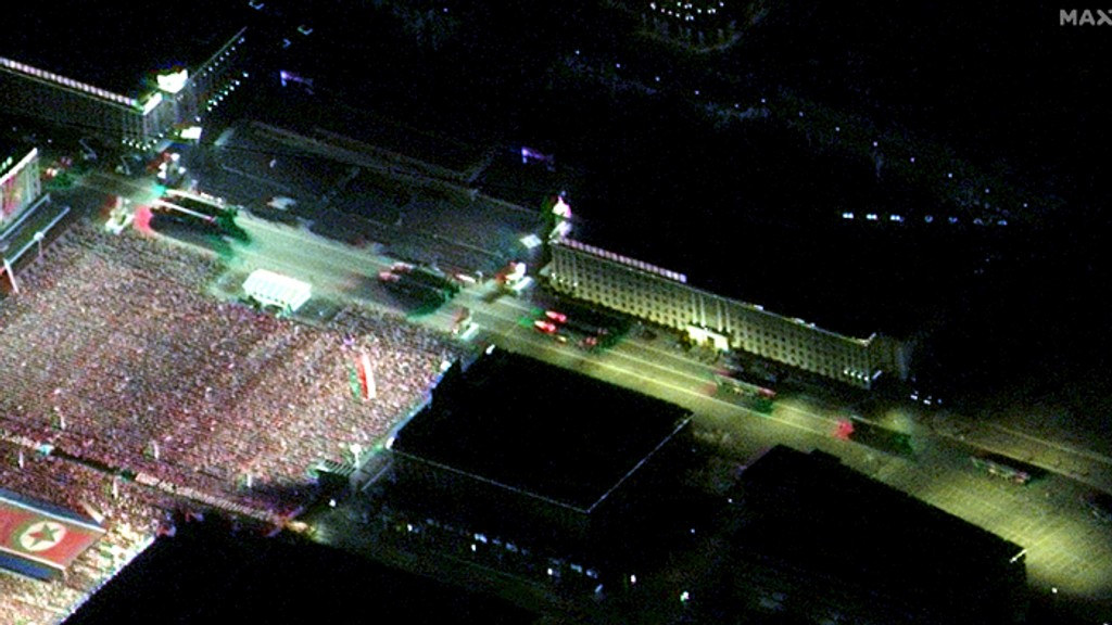 Na satelitnej snímke spoločnosti Maxar Technologies nočná vojenská prehliadka.