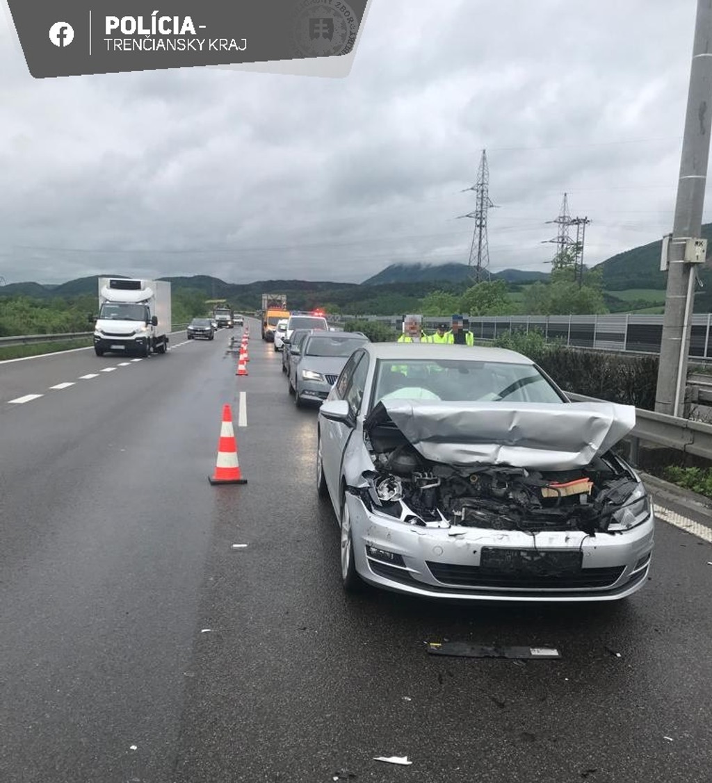 Na snímke je rozbité auto po nehode