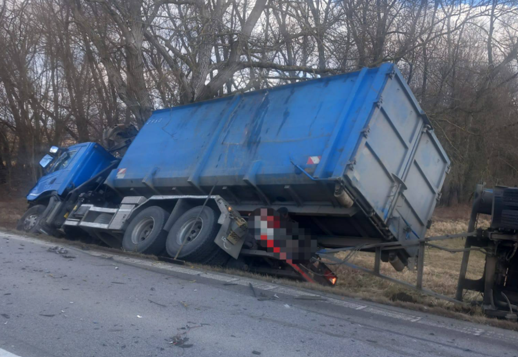 Na snímke havarovaný kamión po zrážke s osobným autom pri Čiernom nad Topľou.