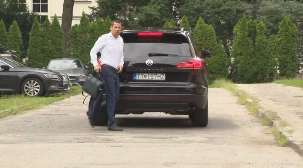 Hamran prichádza na miesto rokovania Bezpečnostnej rady. 