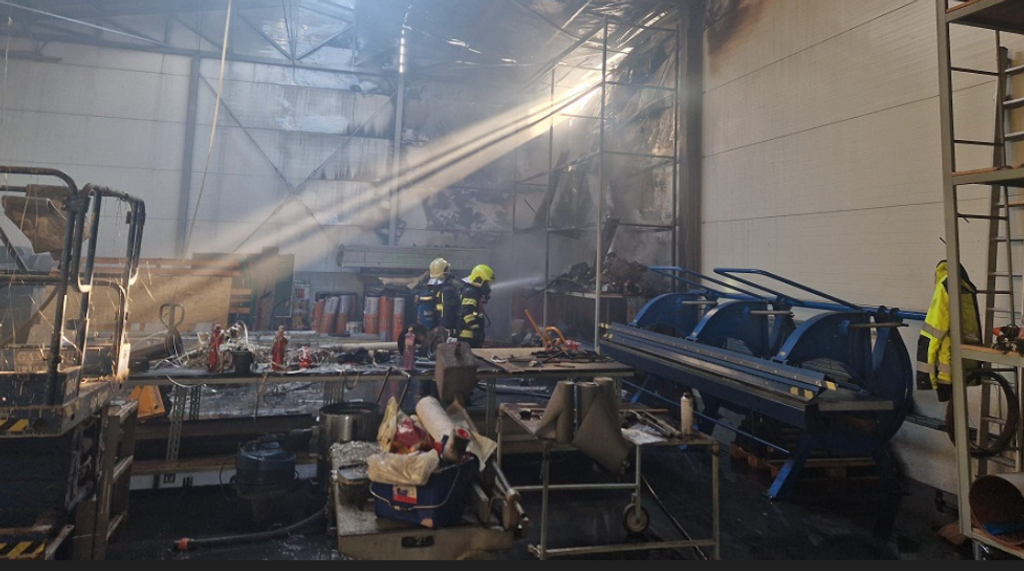 Skladové priestory v obci Bojničky zachvátil požiar.