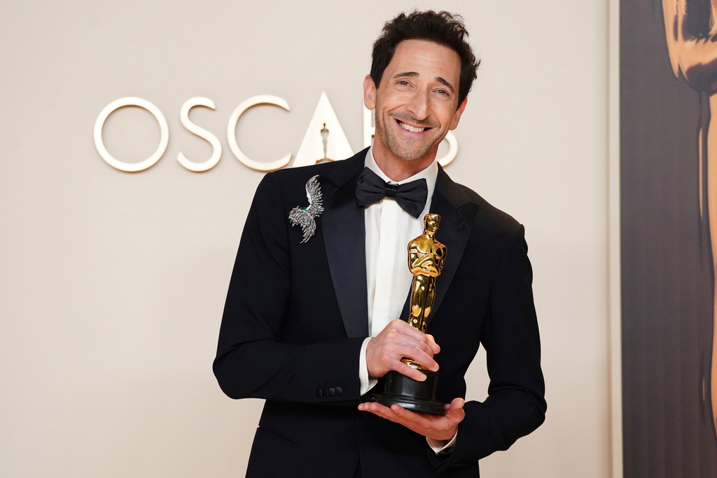 Americký herec Adrien Brody pózuje s cenou v kategórii najlepší herec v hlavnej úlohe.