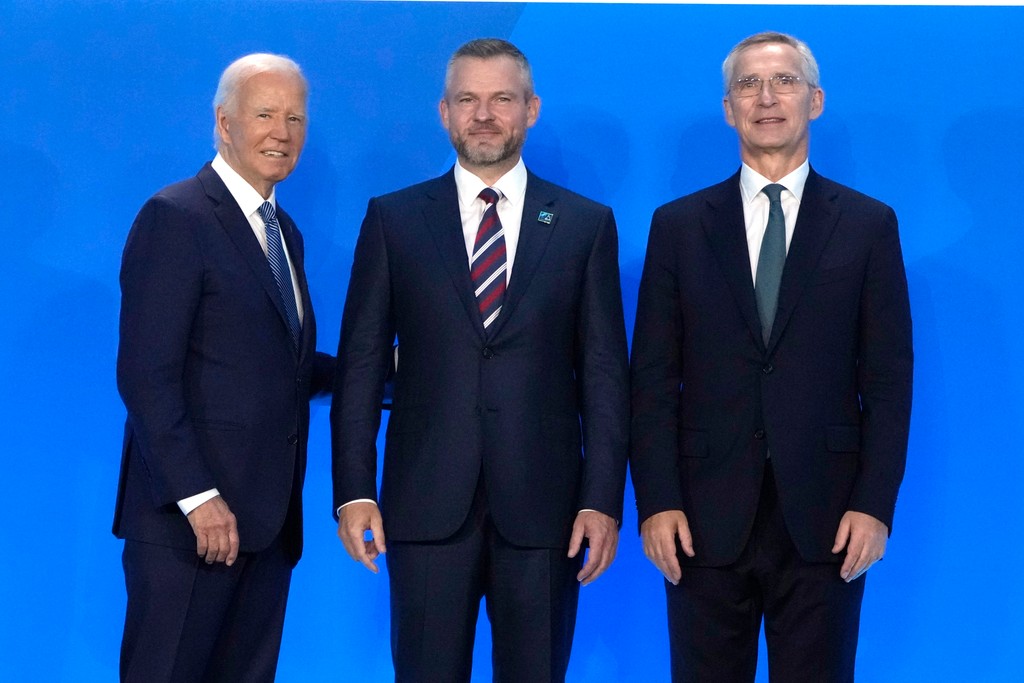 Americký prezident Joe Biden (vľavo), slovenský prezident Peter Pellegrini (uprostred) a generálny tajomník NATO Jens Stoltenberg na summite NATO.
