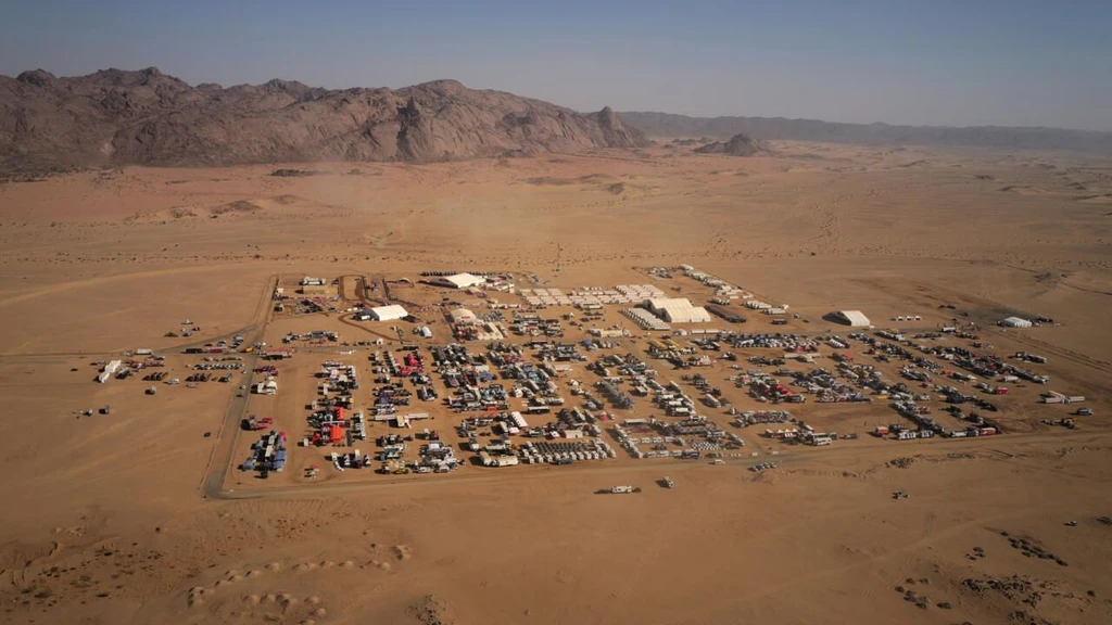 Bivouac na Rely Dakar 2025 z helikoptéri