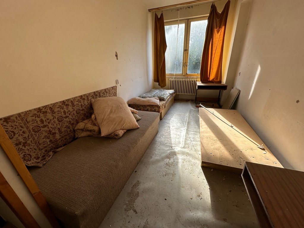 Opustená internátna izba v areáli Elektrovod pôsobí, akoby študenti odišli len nedávno.