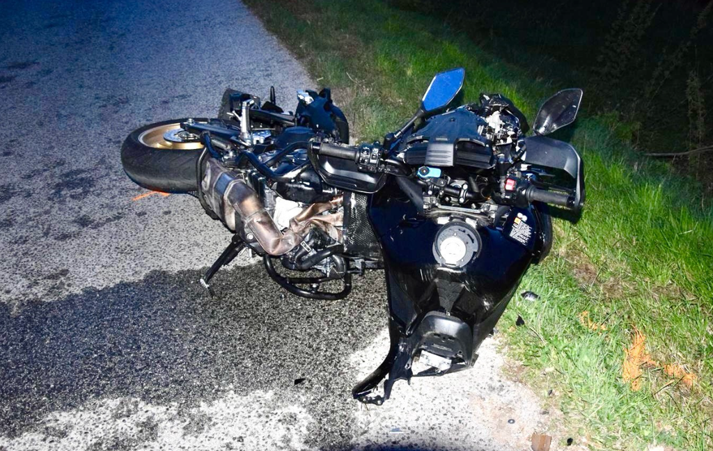 Zničená motorka po zrážke s osobným autom pri Topoľčanoch.