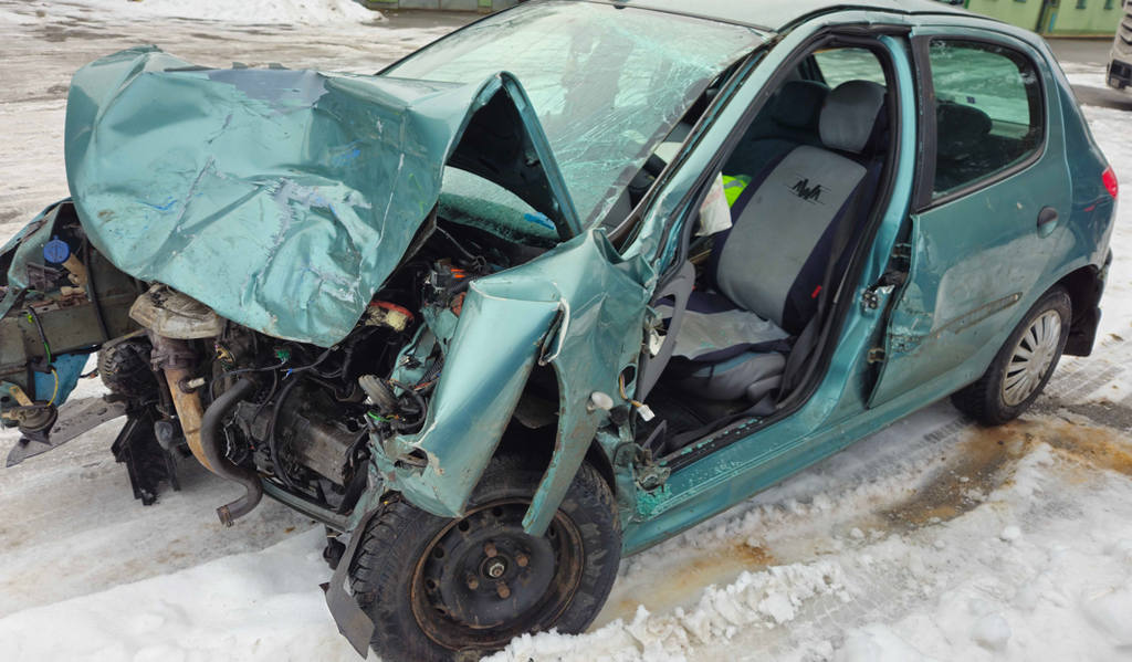 Zničené auto po zrážke s kamiónom v obci Rokytov.