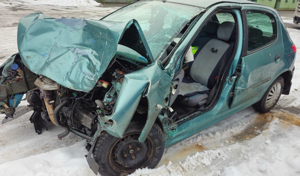 Zničené auto po zrážke s kamiónom v obci Rokytov.
