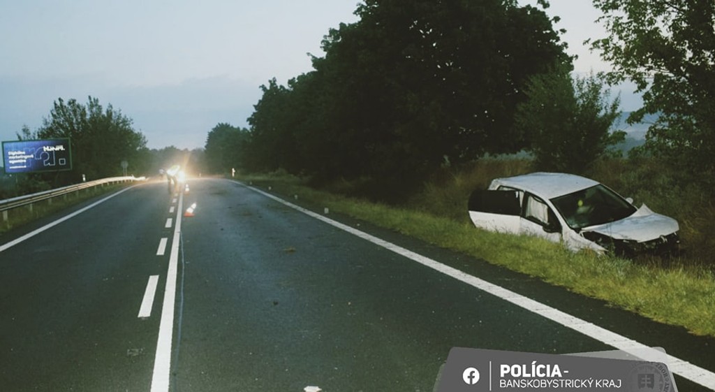 Zničené auto v priekope po nehode pri Lučenci.