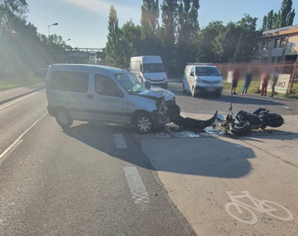 Miesto nehody, pri ktorej utrpel motocyklista vážne zranenia, dokumentuje polícia.