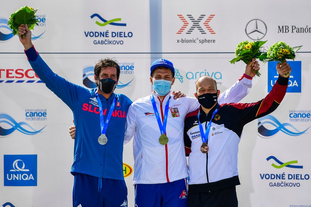 Alexander Slafkovský (vľavo) na pódiu po zisku striebornej medaily na majstrovstvách sveta v Areáli vodných športov Divoká voda v bratislavskom Čunove 26. septembra 2021