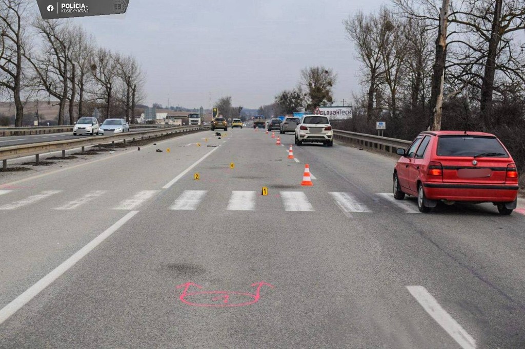 Chodca na priechode pre chodcov zrazilo auto, náraz neprežil.